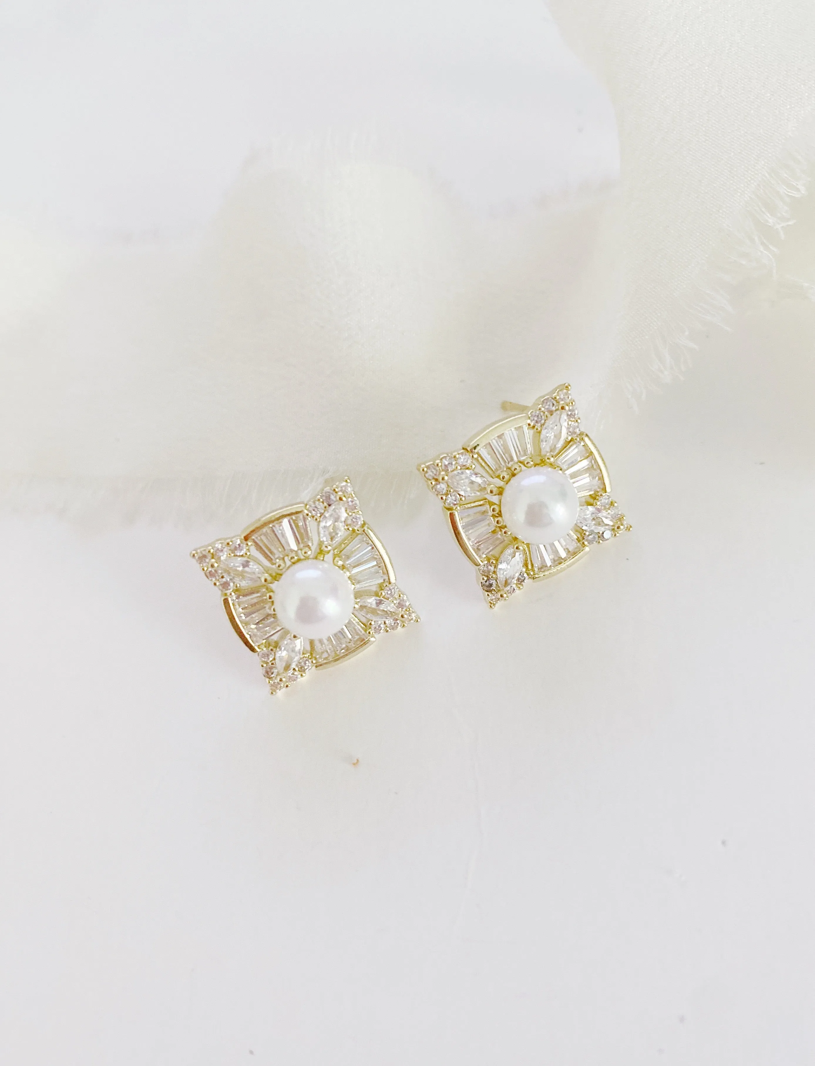 Gisela Pearl Stud Earrings