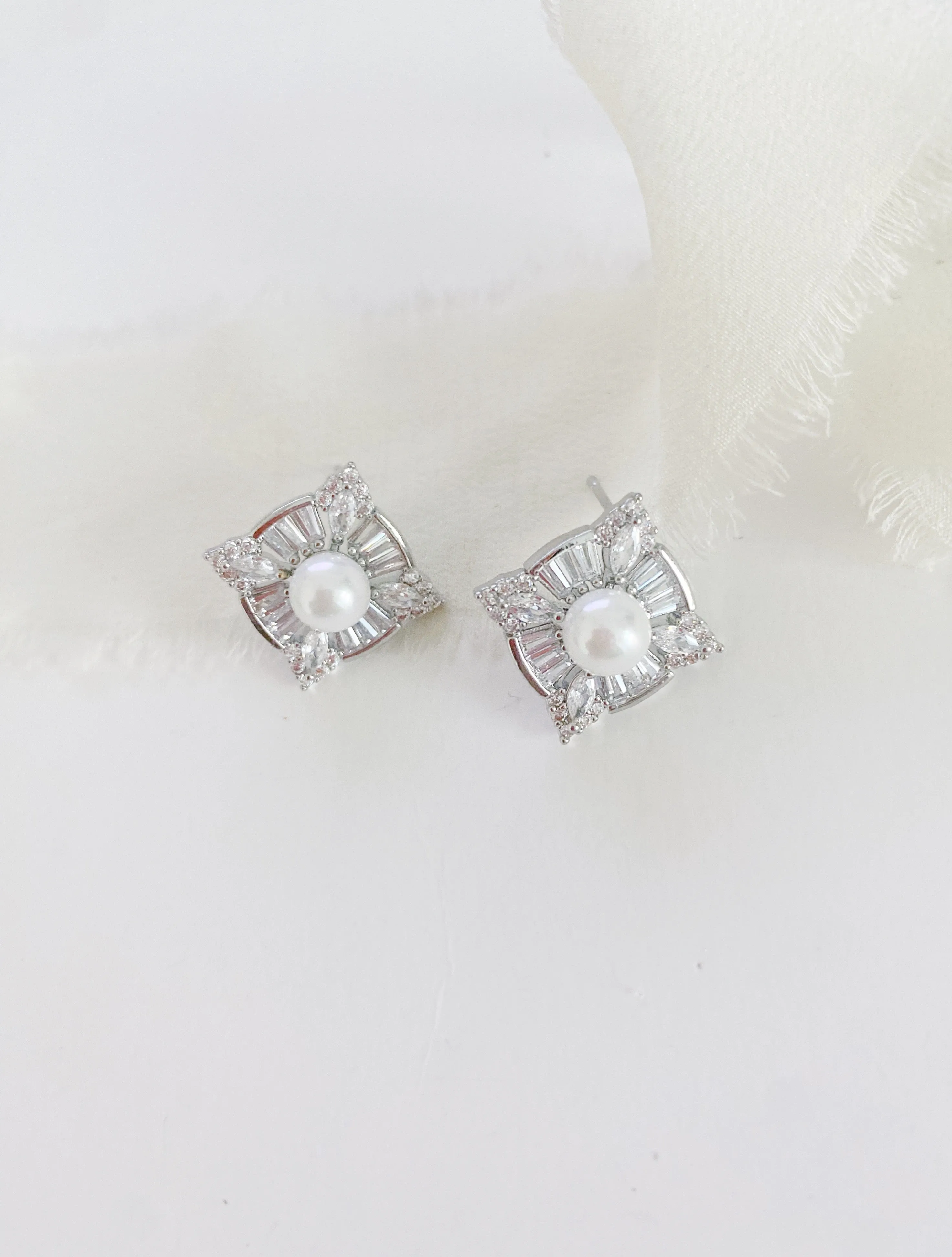 Gisela Pearl Stud Earrings