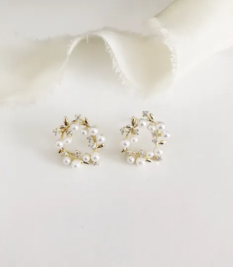 Gracie Pearl Wreath Stud Earrings