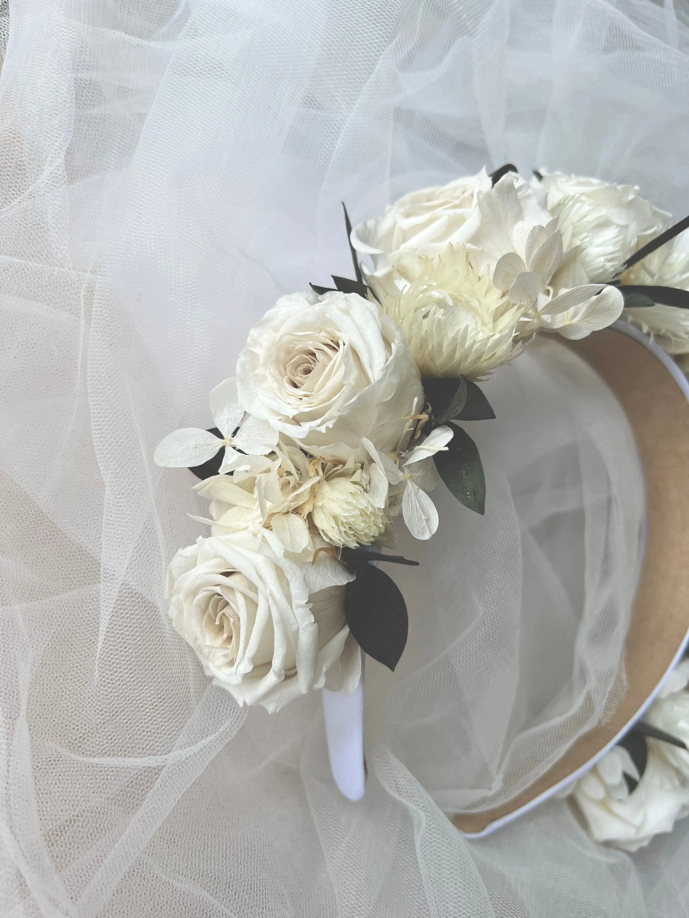 White and Green Boho Wedding Hair Piece, Romantic Bridal Everlasting Rose Greenery Flower Tiara, Wedding Hair Accessories Eucalyptus